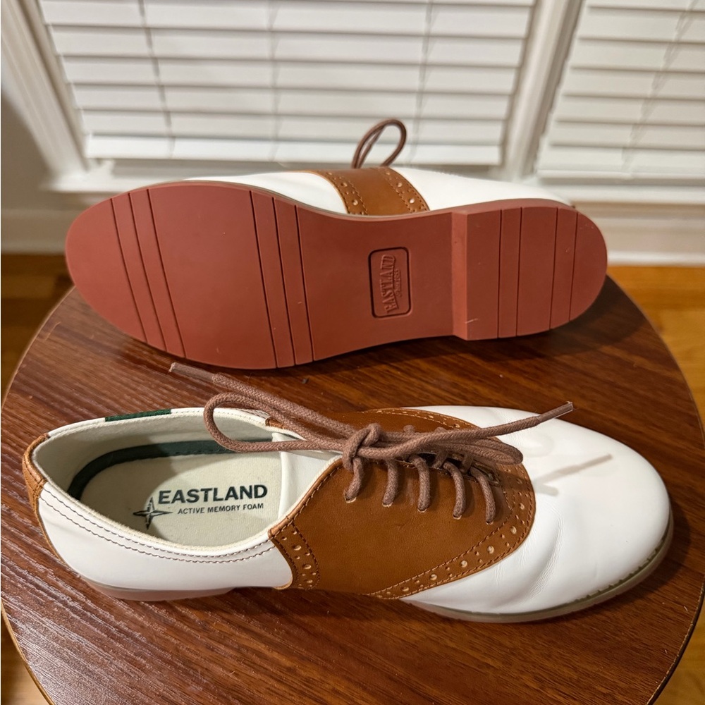 Eastland Women’s White and Brown Women's Flats! Size 8! Best Offer Accepted! 🤍🤎 - Picture 6 of 13